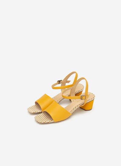 Giày Sandal Quai Ngang Lót Họa Tiết Caro - SDN 0650 - Màu Vàng