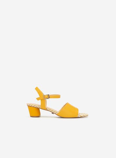Giày Sandal Quai Ngang Lót Họa Tiết Caro - SDN 0650 - Màu Vàng - VASCARA