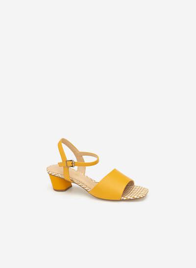 Giày Sandal Quai Ngang Lót Họa Tiết Caro - SDN 0650 - Màu Vàng