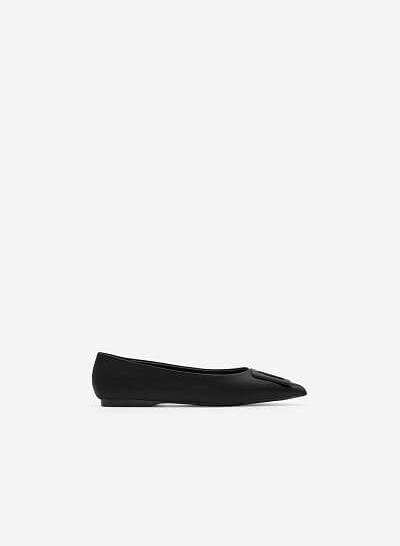 Giày Mũi Nhọn Satin Trang Trí Khóa Cài Trapezium - GBB 0420 - Màu Đen - VASCARA