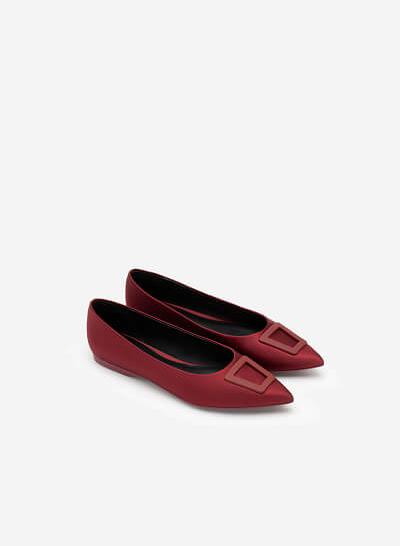 Giày Mũi Nhọn Satin Trang Trí Khóa Cài Trapezium - GBB 0420 - Màu Đỏ Đậm - VASCARA