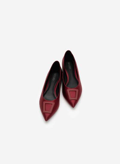 Giày Mũi Nhọn Satin Trang Trí Khóa Cài Trapezium - GBB 0420 - Màu Đỏ Đậm - VASCARA