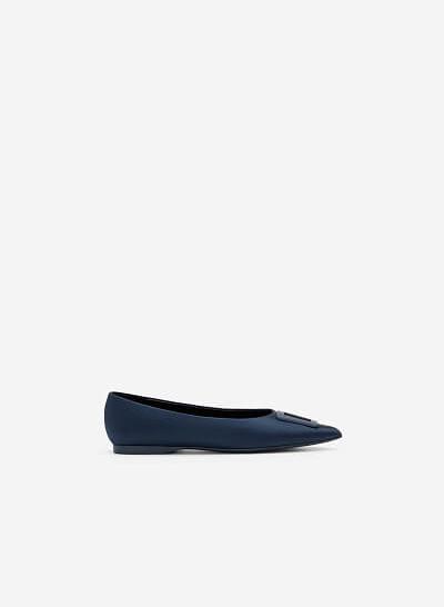 Giày Mũi Nhọn Satin Trang Trí Khóa Cài Trapezium - GBB 0420 - Màu Xanh Navy - VASCARA