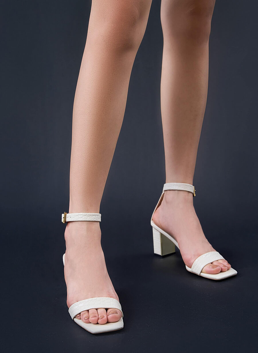 Giày Ankle Strap Vân Da Cá Sấu Gót Trụ Phối Metallic - SDN 0713 - Màu Kem - vascara.com