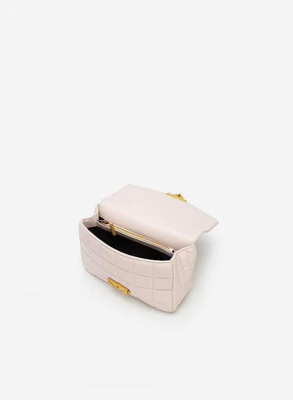 Túi đeo chéo chần bông phối khóa kim loại tam giác - SHO 0187 - Màu be - VASCARA