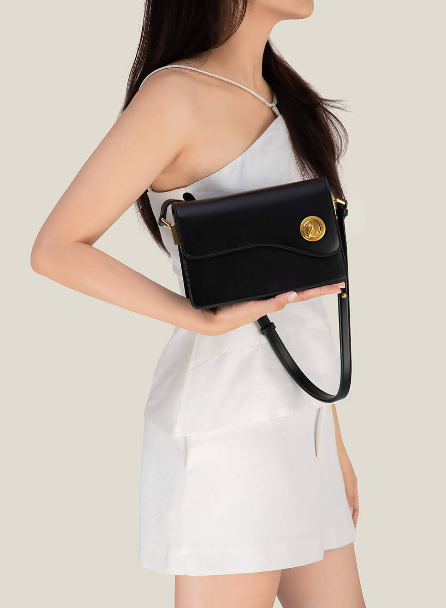 Túi đeo chéo nhấn nắp phối khóa kim loại - SHO 0225 - Màu đen - vascara.com