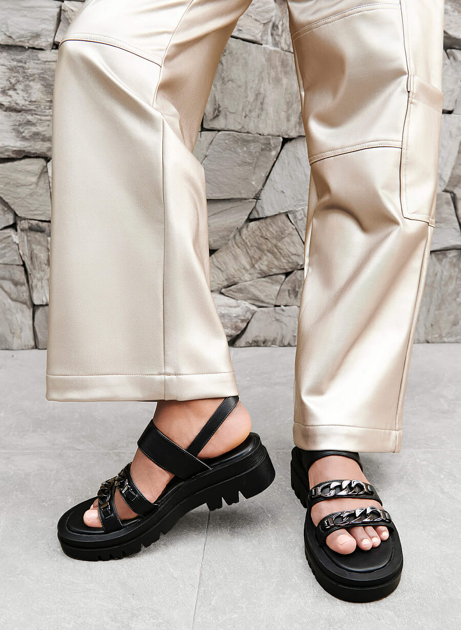 Giày sandal đế chunky quai ngang nhấn khóa trang trí - SDK 0330 - Màu đen - vascara.com