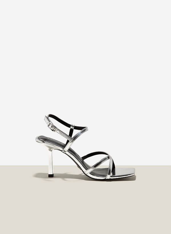 Giày sandal quai mảnh nhấn gót hiệu ứng metallic