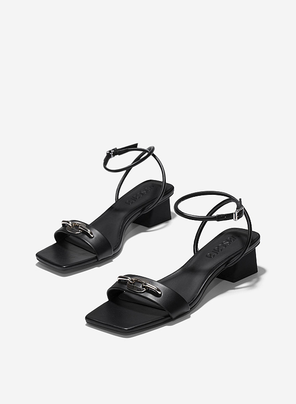 Giày sandals ankle trap nhấn khóa trang trí - SDN 0787 - Màu đen - VASCARA