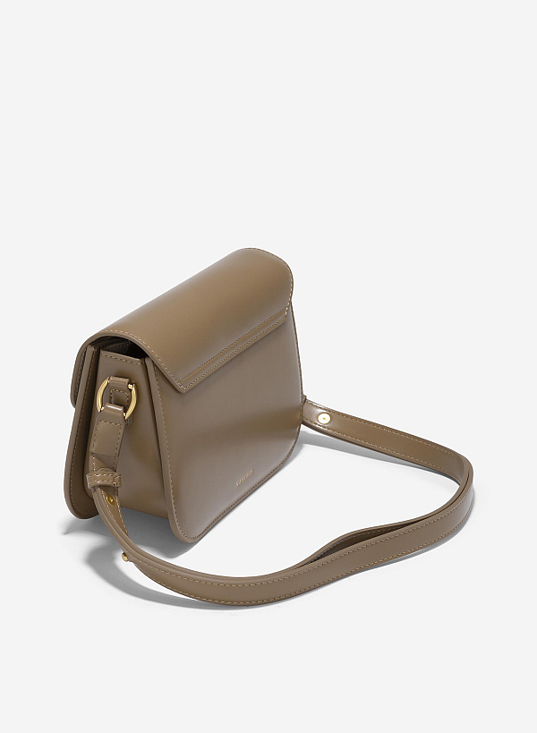 Túi đeo chéo nhấn khóa kiểu kim loại - SHO 0240 - Màu be đậm - VASCARA