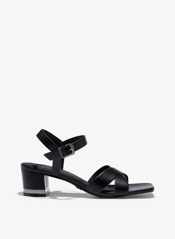 Giày sandals quai chéo nhấn đế metallic