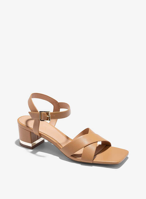 Giày sandals quai chéo nhấn đế metallic