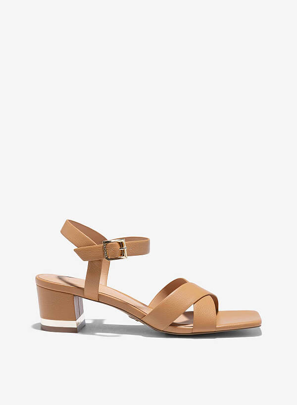 Giày sandals quai chéo nhấn đế metallic