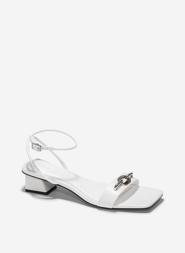 Giày sandals ankle trap nhấn khóa trang trí - SDN 0787 - Màu trắng - VASCARA