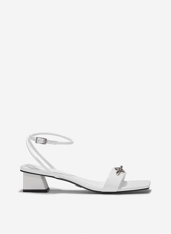 Giày sandals ankle trap nhấn khóa trang trí - SDN 0787 - Màu trắng - VASCARA