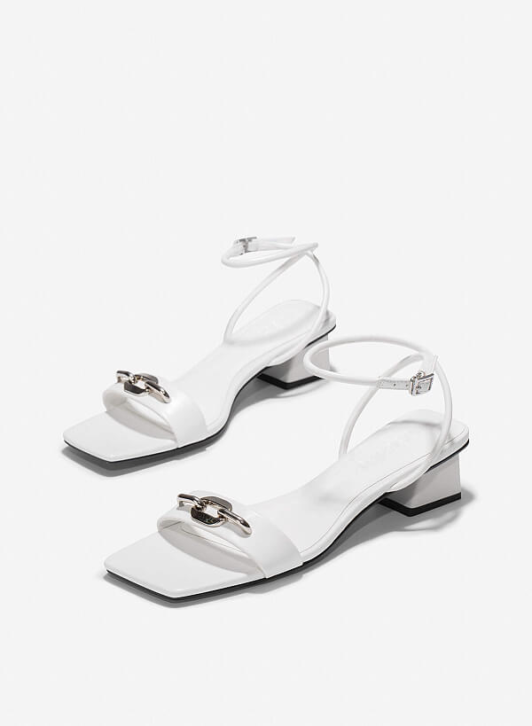 Giày sandals ankle trap nhấn khóa trang trí - SDN 0787 - Màu trắng - VASCARA