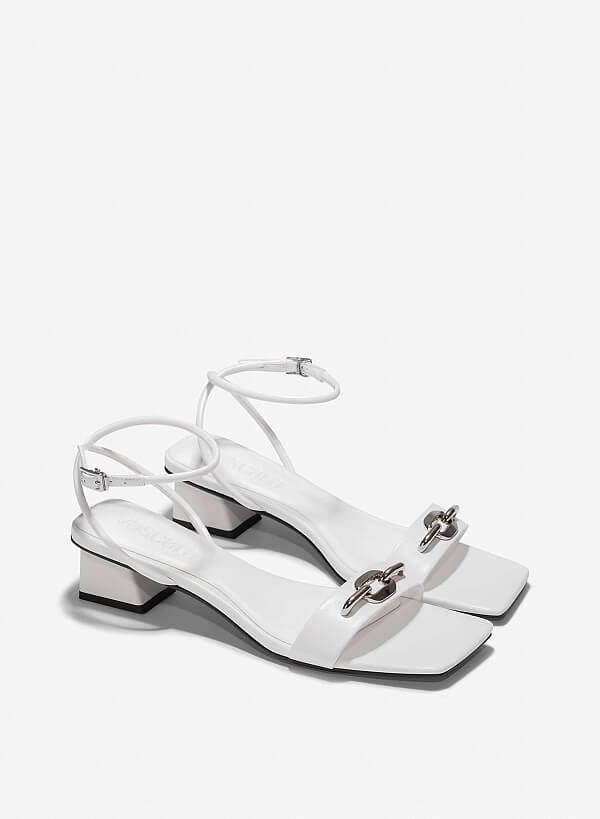 Giày sandals ankle trap nhấn khóa trang trí - SDN 0787 - Màu trắng - VASCARA