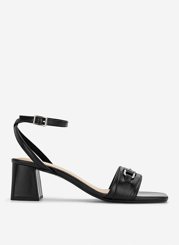 Giày sandals block heel phối khóa trang trí