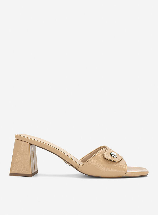 Guốc mules block heel nhấn nút kim loại