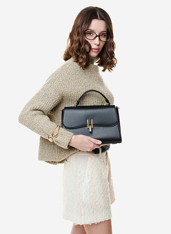 Túi xách nắp gập cách điệu phối khóa gài