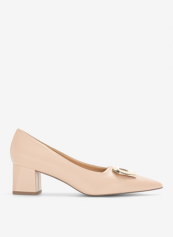 Giày bít mũi nhọn trang trí hình khối cách điệu